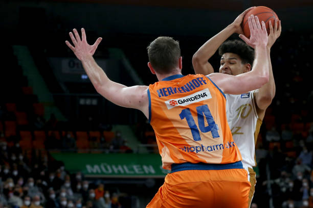 竞争激烈的 竞争激烈的